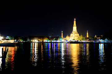 Obraz premium Wat Arun Wararam, the temple of dawn, best city scape of Bangkok, Thailand
