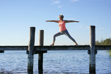 Yoga am Steg am Morgen