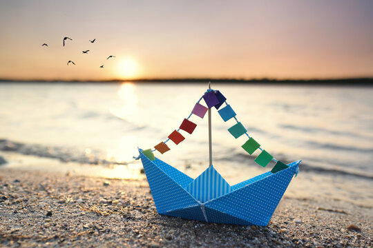 Boot mit bunten Segeln