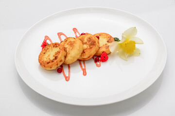 Cottage cheese pancakes and strawberry sauce