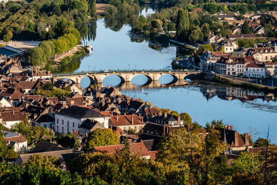 Le pont au dessus de l'Yonne &agrave; Joigny en france dans l'Yonne 89300