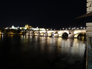 Blick nachts zur Prager Burg