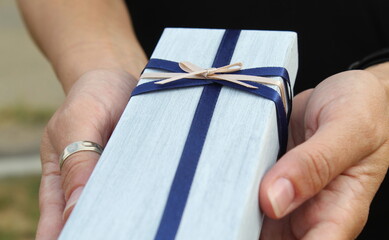 Regalo nelle mani di una donna