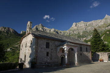 Fototapeta premium A monastery in the village Katarraktis in national park Tzoumerka in Greece with mountains in the background