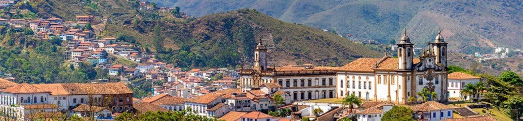 Fototapeta na wymiar Panoramic view from the top of the historic center of Ouro Preto with its houses, church, monuments and mountains