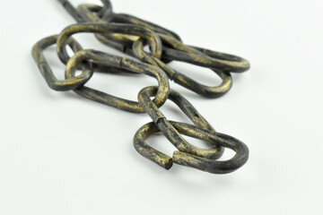 Obraz premium Cienki, metalowy łańcuch na białym tle.