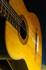 Obraz premium guitarra sobre fondo negro 
