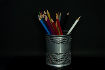 colores sobre un fondo negro 