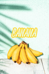 Banany kiść, owoc tropikalny na jasnym tle. © insomniafoto