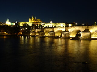 Abends an der Karlsbrücke, in Prag