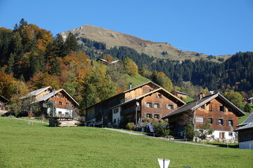 Fototapeta na wymiar Sonntag, ein Bergdorf in Vorarlberg