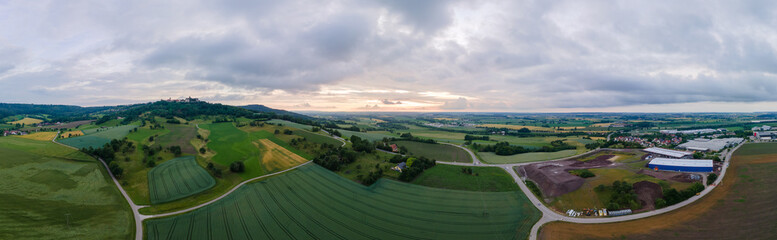Panorama mit Sonnenuntergang in Waldenburg waldenburger Berge