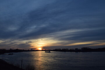 Obraz premium Schiffe auf dem Rhein am Abend