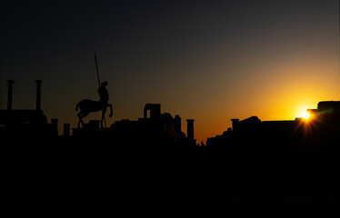 Fototapeta na wymiar Pompeji Silhouette bei Sonnenuntergang