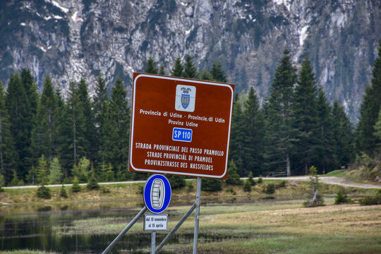 Verkehrszeichen, Schild, Tafel, Hinweis, Nassfeld, Grenze Italien, Wappen, Provinz, Udine, Stra&szlig;e, Stra&szlig;ennummer, Provinzstra&szlig;e, SP 110, Passo Pramollo, Passo, Karnische Alpen, Schneekettenpflicht, ru