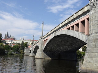 Fototapeta na wymiar historische Moldaubrücken in Prag