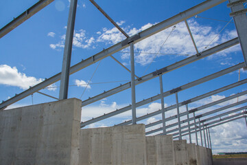 Obraz premium Steel frame of a building under construction. The construction of the building is made of steel beams. Construction of prefabricated structures