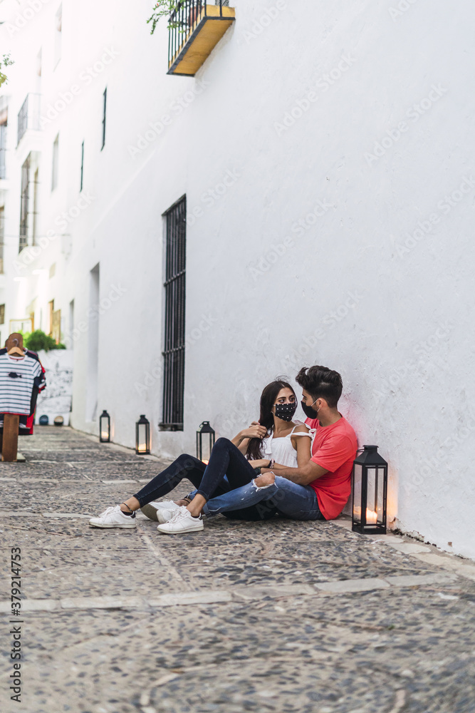 Poster Vertical shot of a happy couple hugging on the street