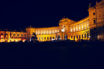 Fototapeta na wymiar Night view of Neue Burg and Heldenplatz in Vienna 