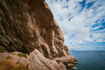 Obraz premium red rock in the sea