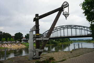 Alter Weserkran von 1800 und Weserbrücke über den Fluss Weser bei Rinteln, Landmark in Rinteln, Landkreis Schaumburg, Niedersachsen