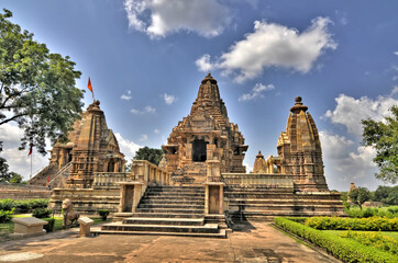 Obraz premium Khajuraho – miejscowość w Indiach w stanie Madhya Pradesh z zespołem hinduistycznych świątyń .
