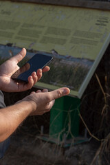 Teléfono móvil en manos del vigilante del bosque