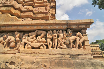 Khajuraho – sceny erotyczne na płaskorzeżbach świątynnych, Indie - obrazy, fototapety, plakaty