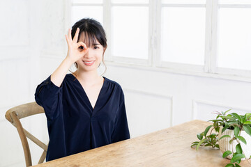 OKのジェスチャーをする若い女性
