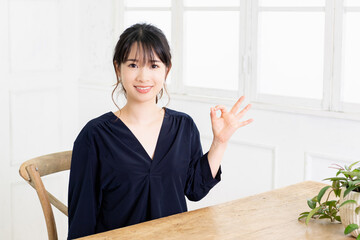 OKのジェスチャーをする若い女性