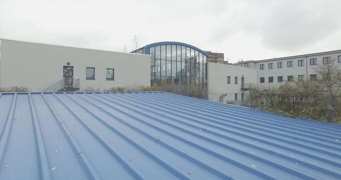 Drohnenaufnahmen eine Industriegel&auml;ndes: &Uuml;berflug &uuml;ber die Geb&auml;ude
