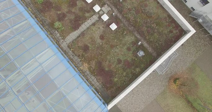 Drohnenaufnahmen eines Industriegel&auml;ndes mit Blick nach unten