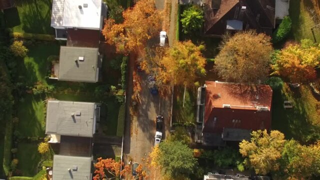 Drohnenaufnahmen einer Autofahrt. Einparken, Ausparken, Einsteigen, Austeigen und Fahrt. 