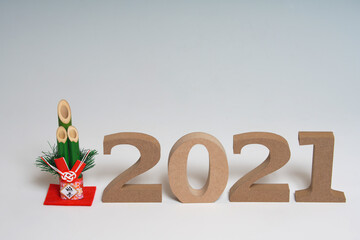 ミニチュアの門松と西暦2021の文字