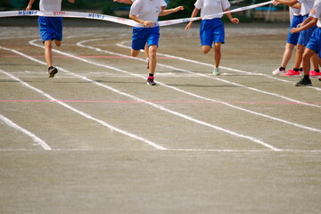 Fototapeta premium 運動会のゴールテープを切る瞬間