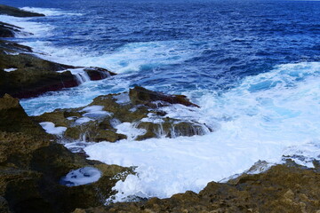 大地の芸術、波食甌穴群に生クリームのような白波立つ風景