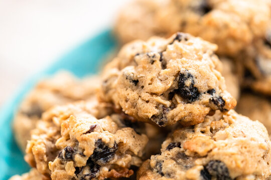 Chewy Oatmeal Raisin Cookies