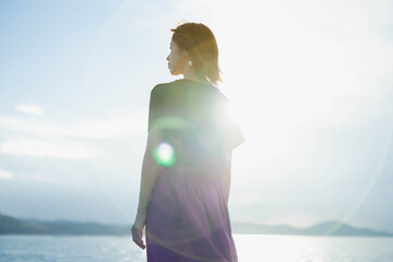 夕暮れの海の女性