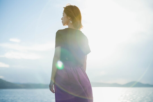 夕暮れの海の女性