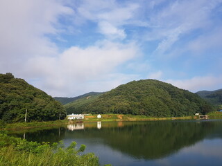Fototapeta na wymiar lake and mountains with clear sky