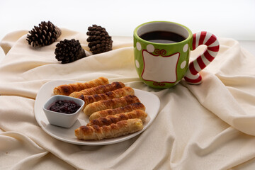 Pasteleria horneada rellena de queso hecha en casa. Comida para comer con la mano de aperitivo en...