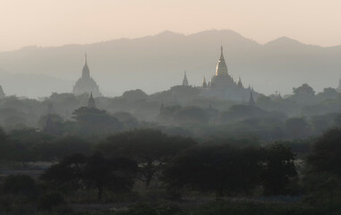 Obraz premium Sunrise landscape view with silhouettes of old temples, Bagan, Myanmar (Burma)