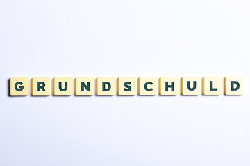 Grundschuld in Buchstaben auf weißem Hintergrund