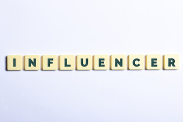 Das Wort Influencer in Buchstaben auf weißem Hintergrund