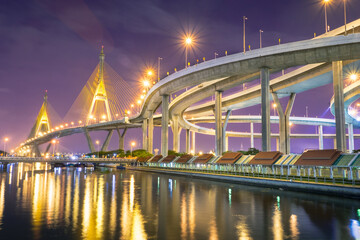 Obraz premium The beautiful view of Bhumibol Bridge during the evening time in Bangkok at Thailand, known as the Industrial Ring Road Bridge over the Chao Phraya River.