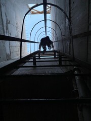 Obraz na płótnie Canvas walking in the tunnel
