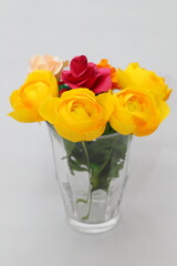 グラスに飾った布と紙で作ったバラの花