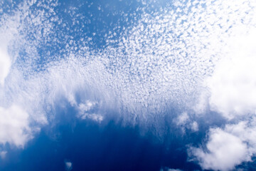 Himmel mit Wolken blau weiss Hintergrund Textur