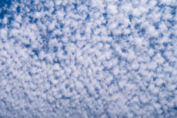 Himmel mit Wolken blau weiss Hintergrund Textur