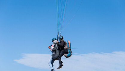 Parapentiste dans le ciel Aveyronnais au dessus du viaduc de Millau.	